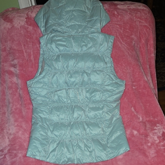Women's (M) White Sierra St. Helen's Mint Hooded Puffer Vest - Picture 5 of 5